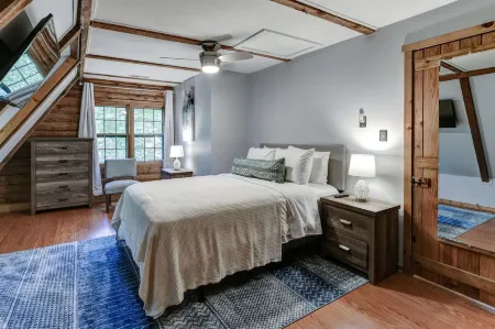 Fire Pit and Cozy Atmosphere - Charming Cabin Escape Отели в г. Ройал Пайнс