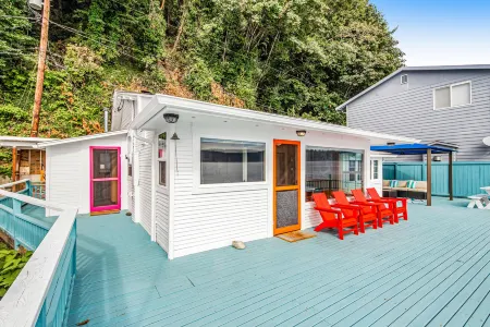 Waterfront Home on Puget Sound w/ Stunning Mount Rainier View, Deck, & Bunkhouse Отели в г. Растон