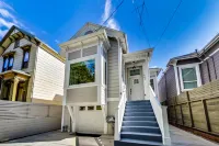 Charming Escape with Modern Amenities - Stylish Cozy Haven Hotels in Oakland