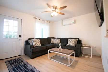 Charming 2- bedroom house close to sequoia national park with EV charging