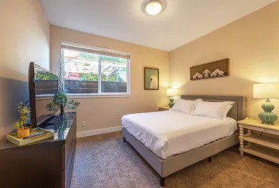 Gourmet Kitchen and Stylish Living Space - Charming Townhouse Retreat