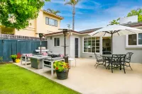 Sunny Cottage with Expansive Backyard - Charming Coastal Retreat