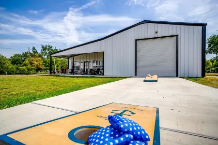 Cozy Atmosphere and Boat Parking - Charming Lakeside Haven