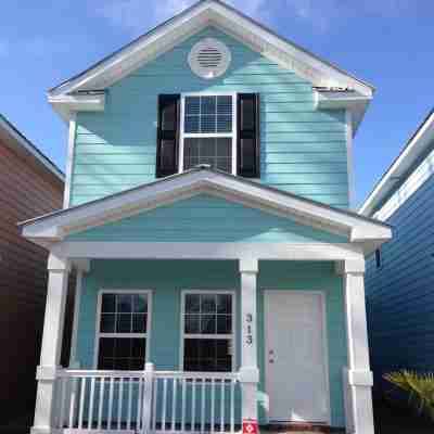 MRV13S, 2-bedroom cottage, 2 Blocks to the Beach! Free WIFI, Free Parking Hotel Exterior