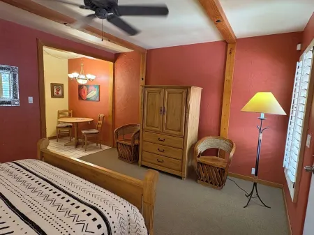 Room 4️⃣- a beautiful studio in boutique hotel,  a few steps from Downtown PS 🌺 Отели рядом с достопримечательностью «Honeymoon Hideaway»