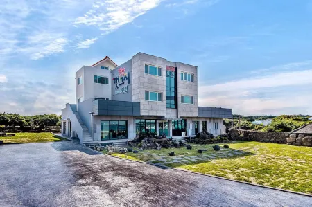 Seogwipo Gaetkeusi Pension Отели рядом с достопримечательностью «The Venice Land»