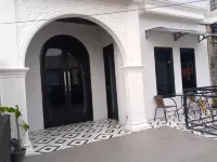 CLAUDYA GH Syariah Hotels in Deles