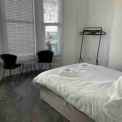 Spacious 2-Bed Apartment with Free Parking Rooms