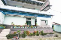 RedDoorz Near Mikie Holiday Funland Berastagi Hotel dekat Pajak Sayur Mayur Roga Berastagi