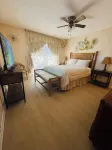 Entire centrally located spacious 3bd2bth sleep 6, close to shopping and beaches