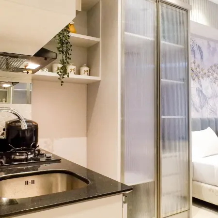 Grand Luxurious and Spacious Studio at Benson Supermall Mansion Apartment Hotels in Sambikerep