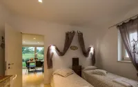 Hillside Villa with Swimming Pool and Jacuzzi - Frasassi Caves