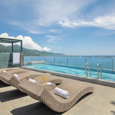 Mangata Beachfront Hotel - Rooftop Bar Sea View Son Tra Penisula周辺のホテル