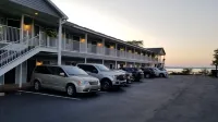Brio Beach Inn - parking