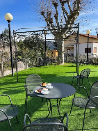 Caroline Hotel Отели рядом с достопримечательностью «Casinò di Campione»