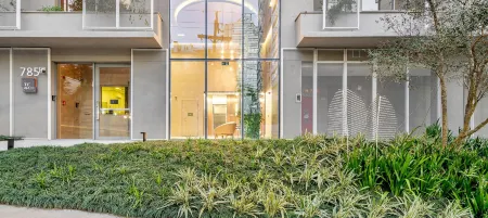 Charlie the Arch Moinhos Отели рядом с достопримечательностью «Public Library»