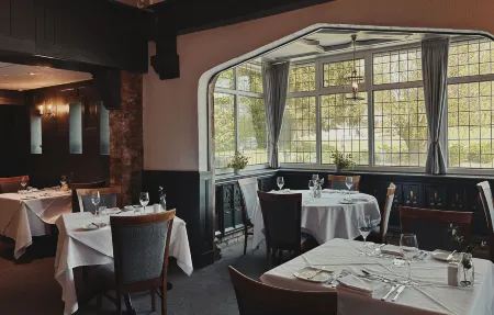 Cave Castle Hotel Отели в г. Уиттон