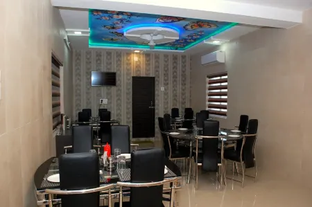 The Sky Comfort - Hotel the Heaven, Dwarka Отели рядом с достопримечательностью «Нейджшвар Джйошерлинг темпл»