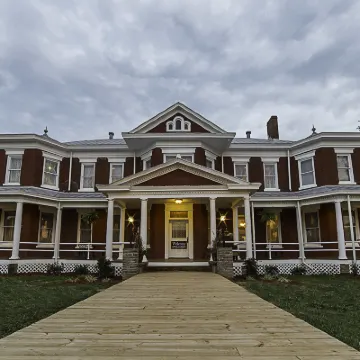 Grand Victorian Inn Hotels near Dinosaur World