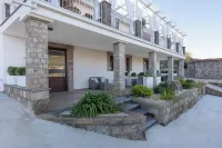 Cyrus&Janus Flats - de Vivo Realty