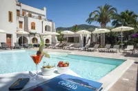 Hotel Baia Del Capitano - مسبح