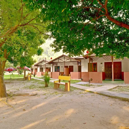 Vikri Beach Resort Отели рядом с достопримечательностью «Foo Lin Kong Temple»