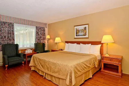 Super 8 by Wyndham Gananoque        Country Squire Resort