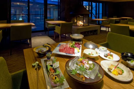 草津一泊二食, 草津温泉金綠旅館