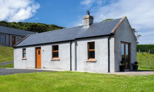 Kinbane Self Catering Cottages - 'Makem's Cottage'