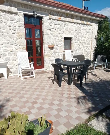 Captivating 1-Bed Apartment in Gallinaro Отели в г. Броккостелла