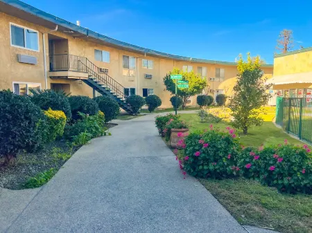 Hometown Inn North Hills Отели рядом с достопримечательностью «Ботаник Гарден»