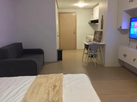 M Place at Abs by Noemi Отели рядом с достопримечательностью «Iglesia Ni Cristo Lokal Ng Templo Central»