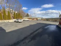 Golden Hill Inn-Danbury - parking
