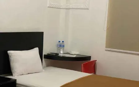 New Ferryzon Hotel Отели в г. Горонтало