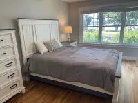 Waterfront Amazing views - private access to Parkwood beach