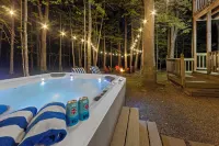Cozy Cabin in the Woods, 3 Br/2Ba, 6 Min. from Lake, w/Hot Tub & Fire Pit!