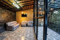 더 위스퍼링 오크스 나이니탈 호텔