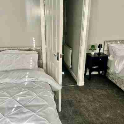 Luxurious Wolverhampton Retreat with 4 Bedrooms Rooms