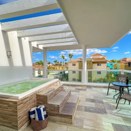 Incredible 3 Br Penthouse w BBQ & Jacuzzi