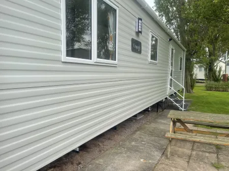 3 Bed Chalet - Sleeps 6 - Parking - Wifi