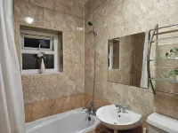 Mitcham Junction - 2 Bed Apartment - Sleeps 6 Hotels near Acacia Adventure Playground