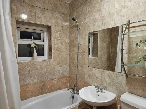 Mitcham Junction - 2 Bed Apartment - Sleeps 6