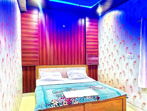 Via Yadhuvanshi Dhaam - 900m from Prem Mandir and Iskcon Temple