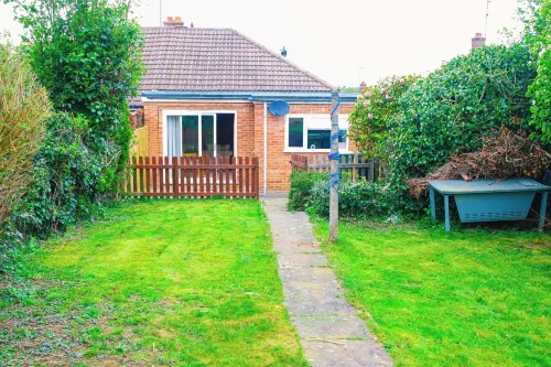 3 Bed - Sleeps 4 - Free Parking - Private Garden Hotels in Wellingborough