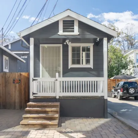 Modern 1-Br Apartment Close to Downtown Vibes