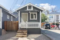 Modern 1-Br Apartment Close to Downtown Vibes