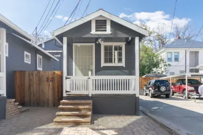 Modern 1-Br Apartment Close to Downtown Vibes Hotels in 