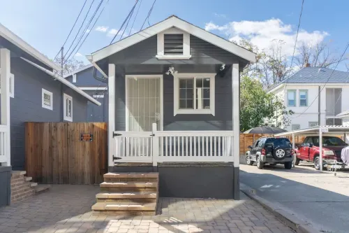 Modern 1-Br Apartment Close to Downtown Vibes