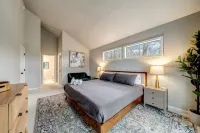 Stunning Retreat - Hot Tub, Arcade, Golf View, Fireplace Hotels in Berkeley County
