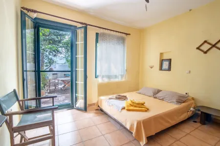 Seafront Agrilis Escape - Serenity and Views Отели в г. Трифилија